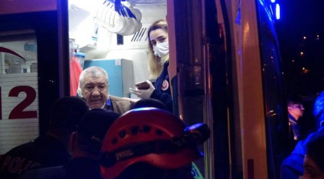 Sıkıştırılan otomobil refüjü aşıp ağaca çarptı