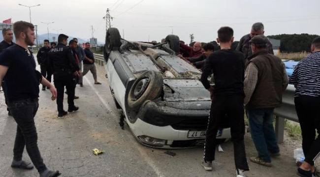 Takla atan otomobildeki anne ile iki çocuğu yaralandı