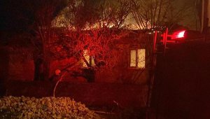 Tek katlı müstakil evde eşyalar küle döndü