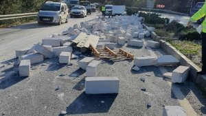 TIR'dan dökülen beton bloklar kazaya neden oldu