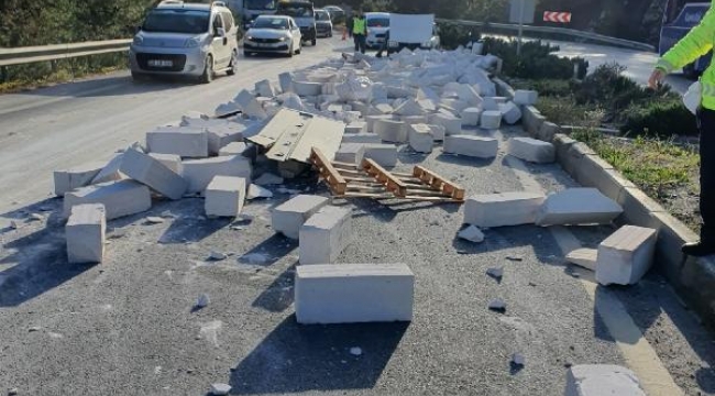 TIR'dan dökülen beton bloklar kazaya neden oldu