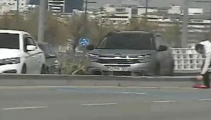 Trafikte aracını durdurup yerdeki Türk bayrağını aldı