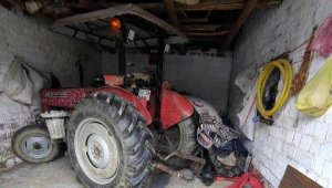 Traktörle duvar arasına sıkışıp öldü