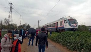 Tren hemzemin geçitte otomobile çarptı