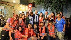 Üniversite öğrencileri, yaşlılarla dans etti