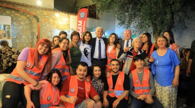 Üniversite öğrencileri, yaşlılarla dans etti