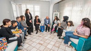 Üniversiteli gençler, öğrencilere derslerinde yardımcı oluyor