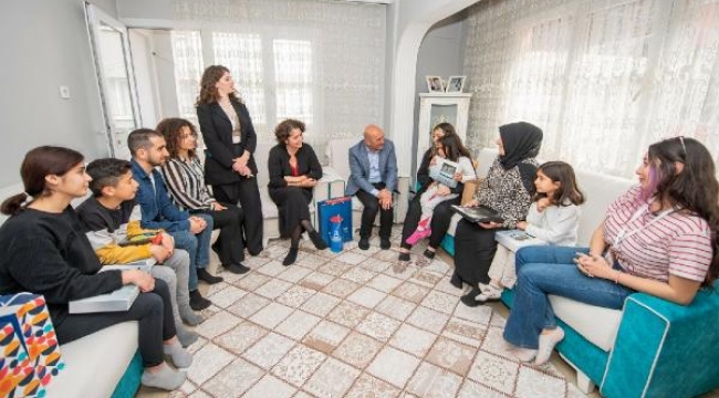 Üniversiteli gençler, öğrencilere derslerinde yardımcı oluyor