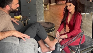 Ünlü şarkıcı, sevgilisinin ayaklarını yıkadı