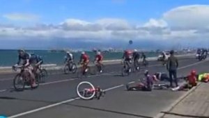 Yarış rotasına çıktı, bisikletler arka arkaya devrildi