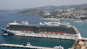 'Yüzen şehir' ile 2 bin 460 turist Kuşadası'nda