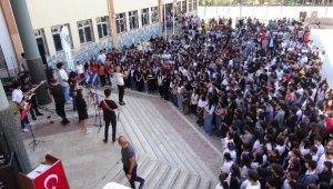 1150 öğrenci 76 öğretmen peş peşe 2 marşı hep bir ağızdan okudu