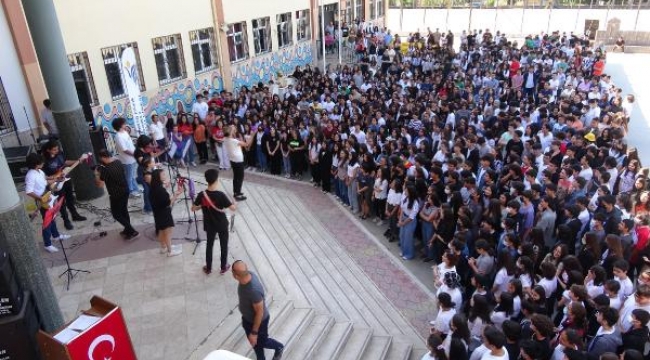 1150 öğrenci 76 öğretmen peş peşe 2 marşı hep bir ağızdan okudu