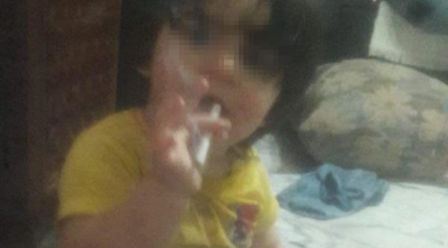 2 yaşındaki çocuğuna sigara içirdi