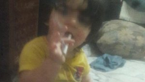 2 yaşındaki çocuğuna sigara içirdi