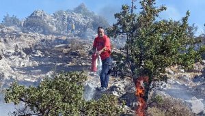 Alevleri söndürmek için yangın tüpü kullandılar
