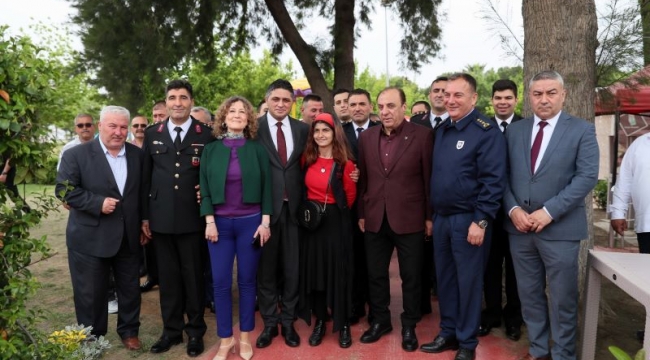 Aliağa'da protokol ve vatandaşlar Engelsiz Kafe'de bayramlaştı