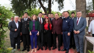 Aliağa'da protokol ve vatandaşlar Engelsiz Kafe'de bayramlaştı