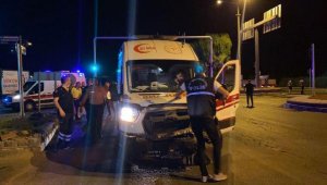 Ambulansla otomobil çarpıştı: 3 kişi yaralandı