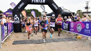 Atık konusuna dikkat çekmek isteyen sporcular Marmara Denizi'ne koştu