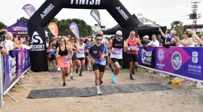 Atık konusuna dikkat çekmek isteyen sporcular Marmara Denizi'ne koştu