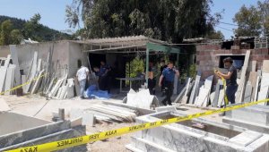 Başına spiral bıçağı saplanan emekli polis, yaşamını yitirdi