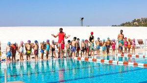 Bayraklı Belediyesi yüzme kursu kayıtları başlıyor