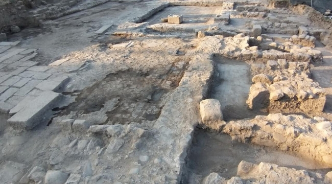 Bergama'da 1800 yıllık mozaik bulundu