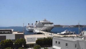 Bodrum'a 2 yolcu gemisi ve 1 lüks yat geldi