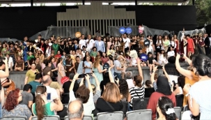 Bornova Belediyesi Şehir Tiyatrosu 30 yılı karnaval gibi kutladı