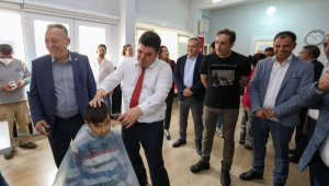 Buca'da çocuklara bayram tıraşı