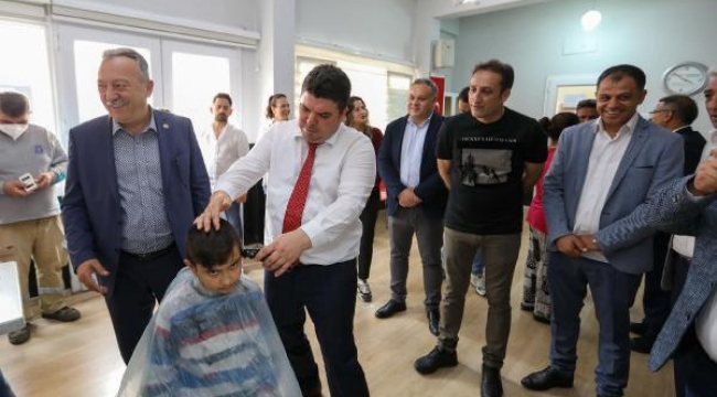 Buca'da çocuklara bayram tıraşı