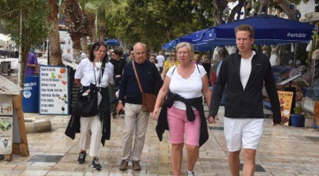 Çeşme ile Bodrum'u tatilciler doldurdu