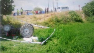 Denizli'de traktör kontrolden çıkıp devrildi: 2 ölü
