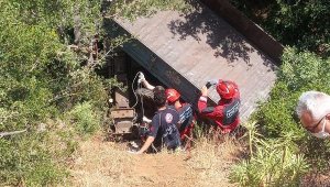 Devrilen traktörünün altında yaşamını yitirdi