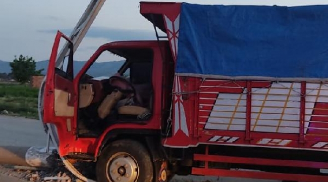 Direklere çarpan kamyonda 2 kardeş yaralandı