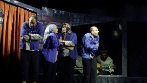 'Durumu Olmayan Abidin' tiyatro oyunu Bayraklı'da sahnelendi