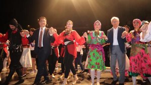 Ekonomi Üniversitesi kampüsünde danslı 'Gençlik Şöleni'