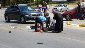 Elektrikli motosiklet, minibüse çarptı: 3 yaralı