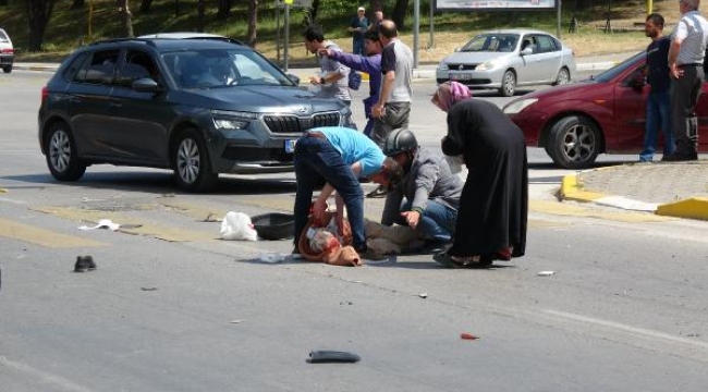 Elektrikli motosiklet, minibüse çarptı: 3 yaralı