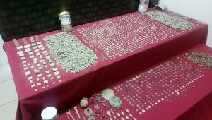 Evinde toprağa gömülü tarihi eserlerle yakalandılar