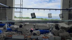 Fabrikada duvar işçilerin üzerine devrildi: 8 yaralı