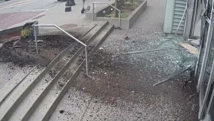 Freni arızalanan Tesla son sürat kongre merkezine girdi