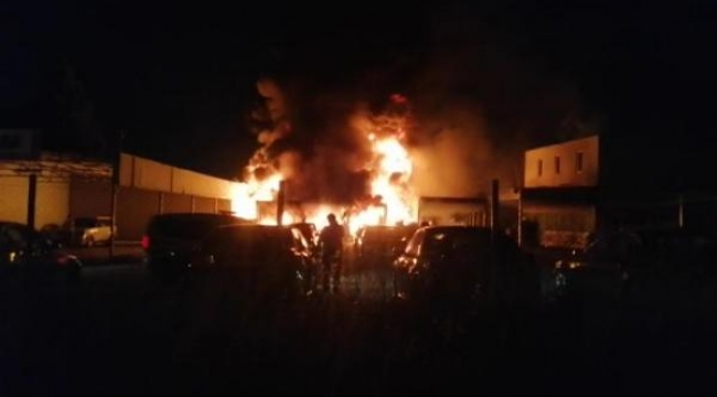 Gaziemir'de yangın! Galeri'deki lüks araçlar yandı