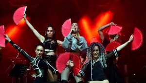 Hande Yener söyledi, DEÜ'lü gençler eğlendi