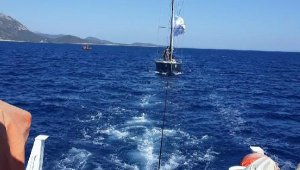 İçerisindeki 4 kişi ile sürüklenen tekneyi Kıyı Emniyeti kurtardı