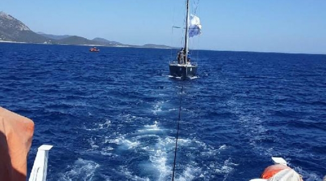 İçerisindeki 4 kişi ile sürüklenen tekneyi Kıyı Emniyeti kurtardı