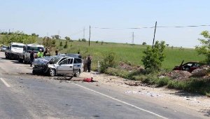 İki otomobilin çarpıştığı kazada 7 aylık hamile kadın ve annesi öldü, 3 yaralı