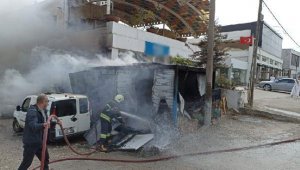 İşçilerin kaldığı konteyner ile park halindeki 2 araç yandı