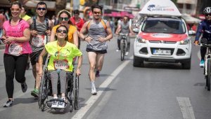 İzmir, "İyilik" için koşuyor